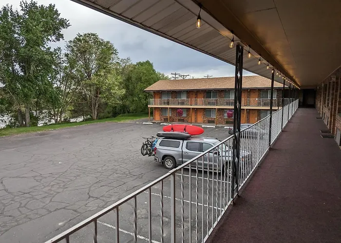 Henry\'S Fork Inn
